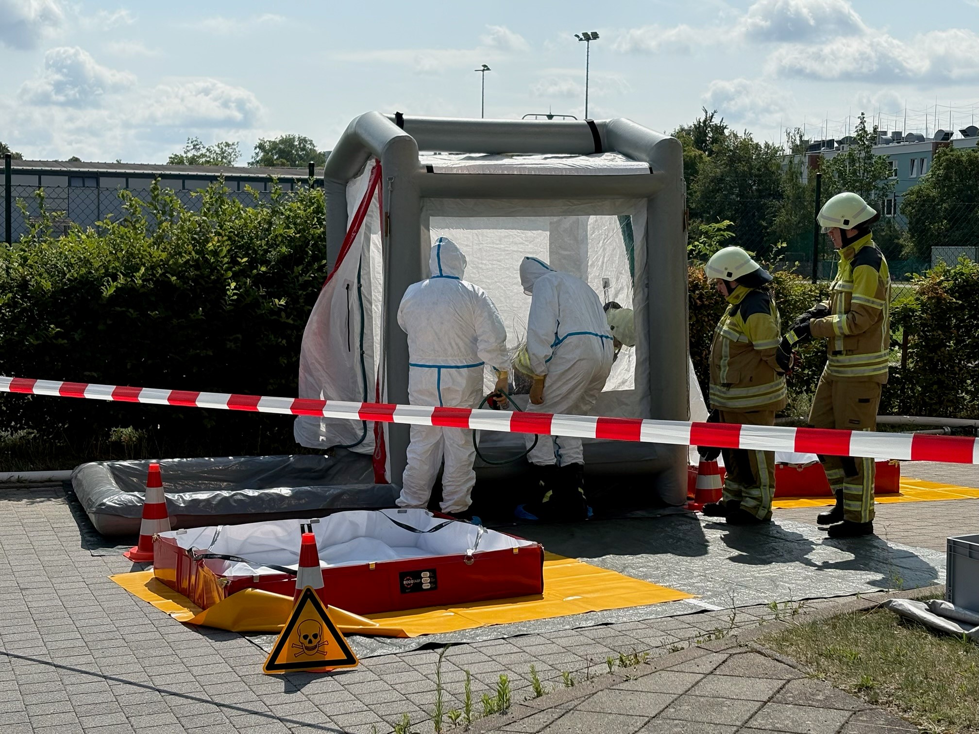 Cottbuser Feuerwehr übt Gefahrstoffalarm und Wasserrettung